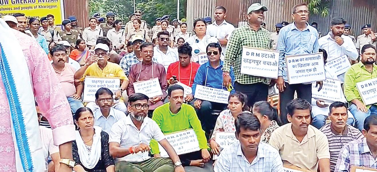 पश्चिम बंगाल : खड़गपुर में रेलवे जमीन पर कब्जे को लेकर तनाव, तृणमूल समर्थकों का डीआरएम बंगला घेरने का ऐलान