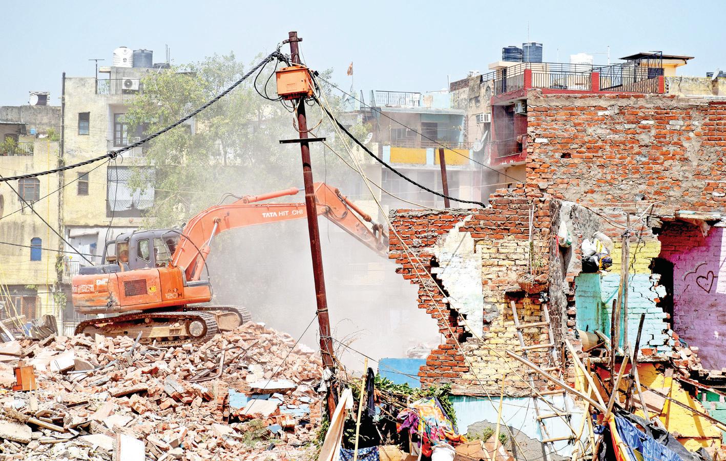 अतिक्रमण के खिलाफ कार्रवाई करने पहुंची निगम की टीम, लोगों का दावा- हमें जबरन हटाया जा रहा