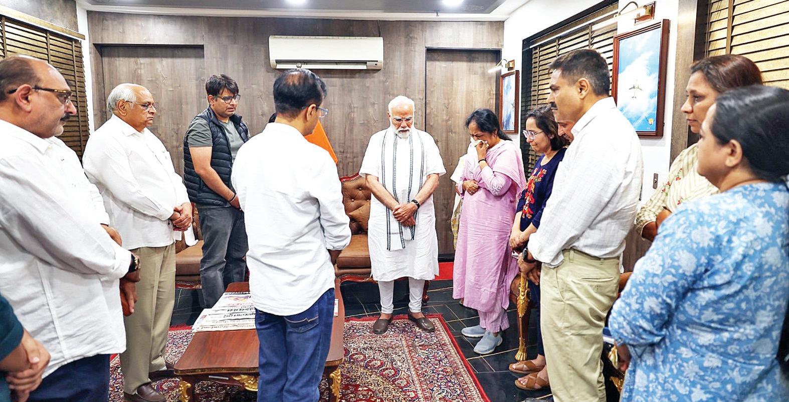पीएम मोदी ने विजय रूपाणी के परिवार से की मुलाकात, उनके साथ बिताए वक्त को किया याद
