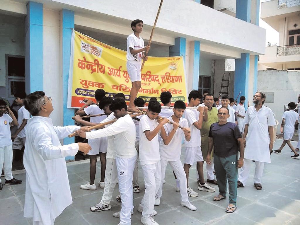 युवक चरित्र निर्माण शिविर में जमकर पसीना बहाकर रहे शिविरार्थी