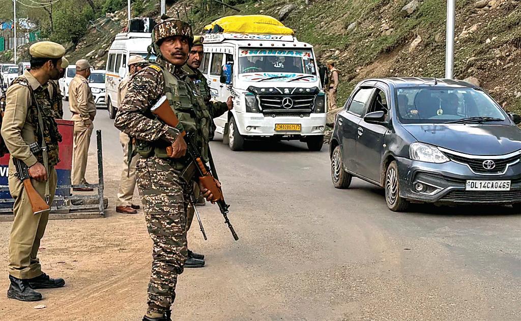 पहल : सांसदों का विश्व समुदाय से "संवाद", देश में सियासी विवाद