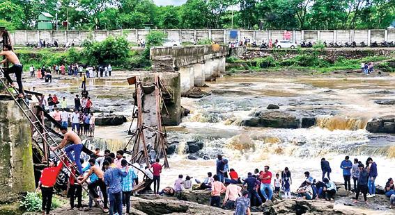 पुणे : इंद्रायणी नदी पर पुल टूटा, 2 मरे