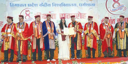 केंद्रीय विवि का 8वाँ दीक्षांत समारोह धूमधाम से संपन्न
