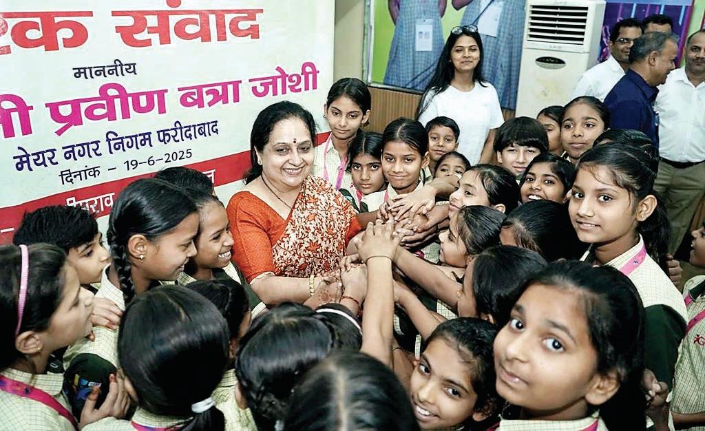 एनटीपीसी फरीदाबाद में बालिकाओं से संवाद कर प्रोत्साहित किया मेयर प्रवीण जोशी ने