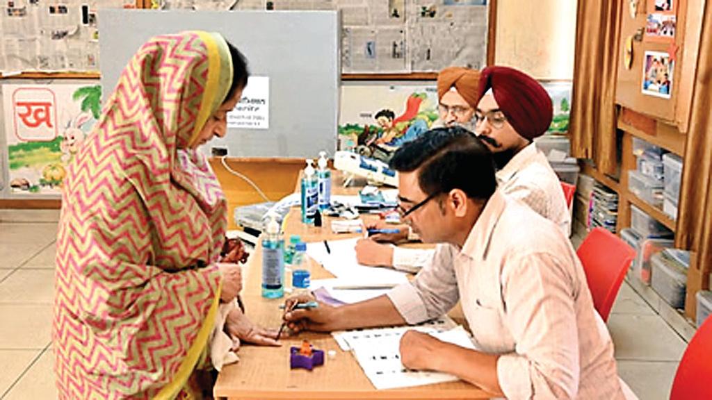 लुधियाना वेस्ट विधानसभा सीट पर उपचुनाव के दौरान मतदान हुआ सपंन्न