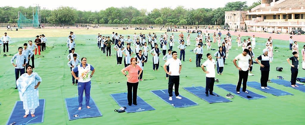 योग के नियमित अभ्यास से मिलती है निरोगी काया : एडीसी
