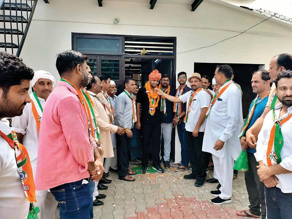 गांव लंडोला के बेटे ने बढ़ाया मान, फ्लाइंग ऑफिसर बनने पर गांव में जश्न का माहौल