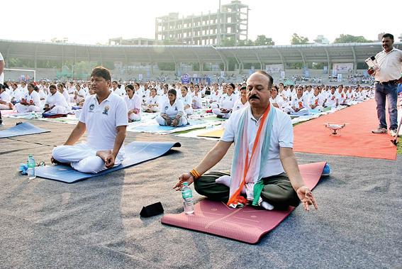 दिल्ली के शिक्षा मंत्री ने छत्रसाल स्टेडियम में आयोजित योग में लिया हिस्सा सरकार ने पहली बार आधिकारिक तौर पर दिल्ली में योग का भव्य आयोजन कियाः सूद