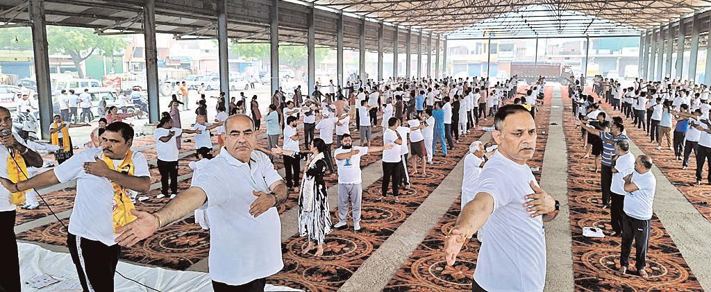 बल्लभगढ़ अनाज मंडी में योग दिवस कार्यक्रम का भव्य आयोजन
