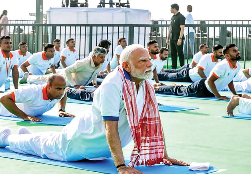 तनाव से गुजर रही दुनिया के लिए योग पॉज बटन की तरह