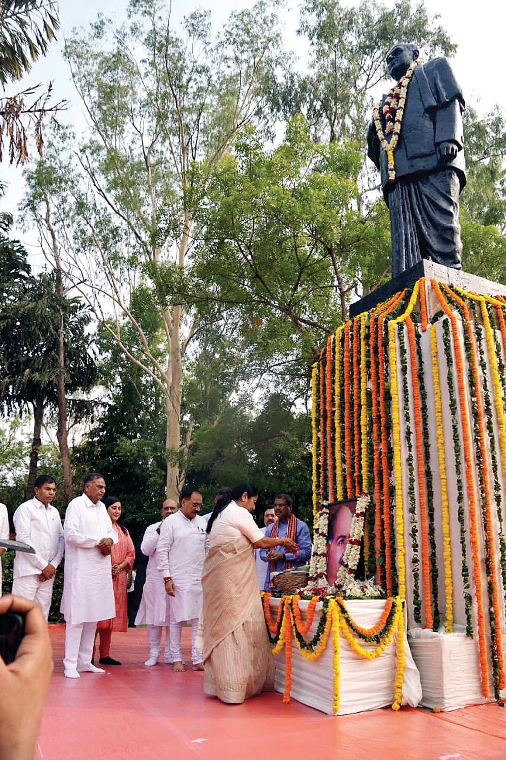 डा. श्यामा प्रसाद मुखर्जी को श्रद्धासुमन अर्पित किये