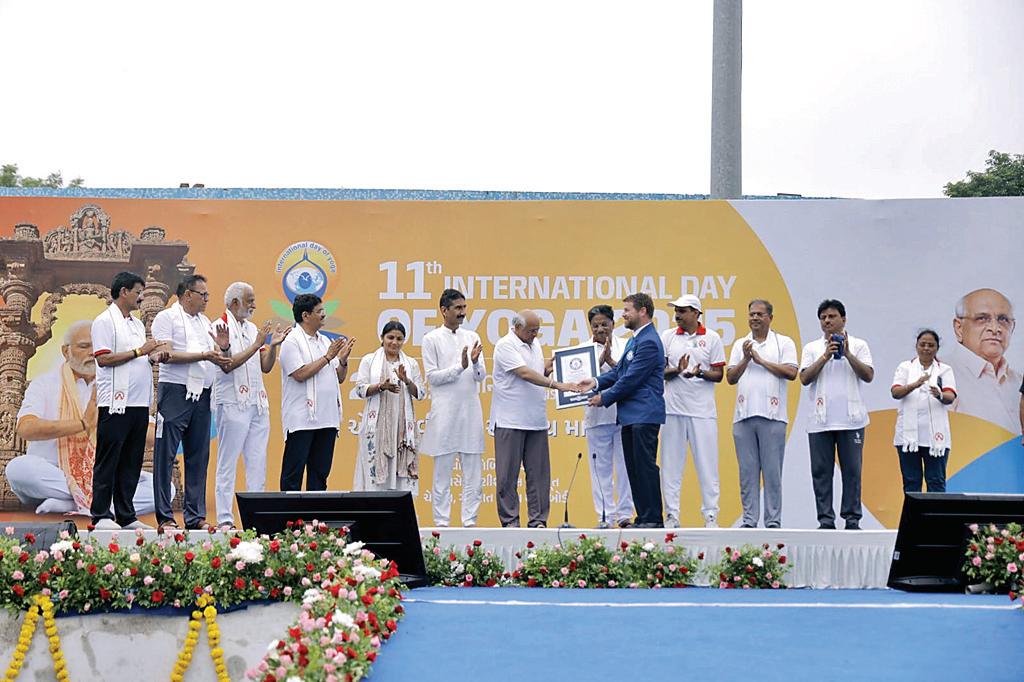 अंतरराष्ट्रीय योग दिवस पर विशाखापट्नम ने रचे दो गिनीज वर्ल्ड रिकॉर्ड
