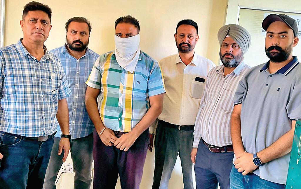 20 हजार रुपए रिश्वत लेते हुए ब्लाक समिति पटवारी गिरफ्तार