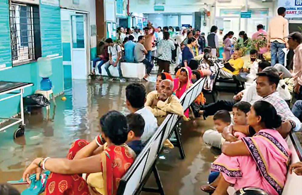 सूरत में बारिश से बाढ़ जैसे हालात, यूपी में बारिश का 50 साल का रिकॉर्ड टूटा