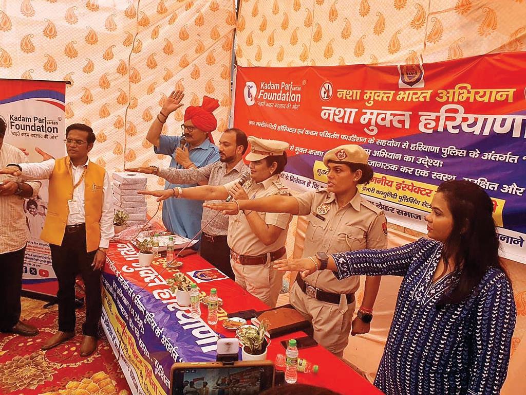डॉक्टर्स टीम ने पुलिस अधिकारियों संग नशा से दूर रहने की दी सलाह