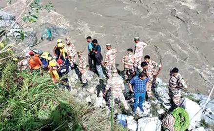 रुद्रप्रयाग में नदी में ट्रैवलर गिरी, 9 लोग लापता, 3 की मौत, 8 घायल