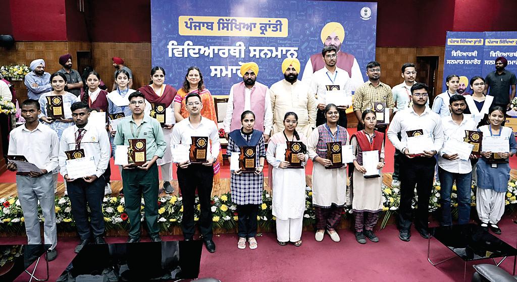 शिक्षा क्षेत्र को गति देने के लिए लीक से हटकर कदम उठा रहे हैं : मुख्यमंत्री