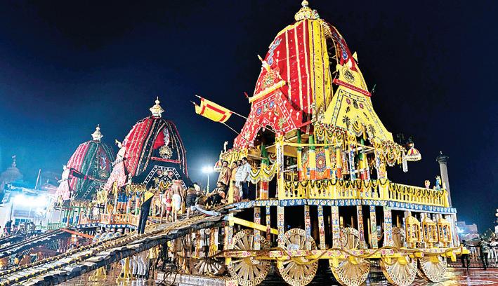 पुरी में भगवान जगन्नाथ रथयात्रा शुरू, भक्तों ने बलभद्र व सुभद्रा का रथ खींचा