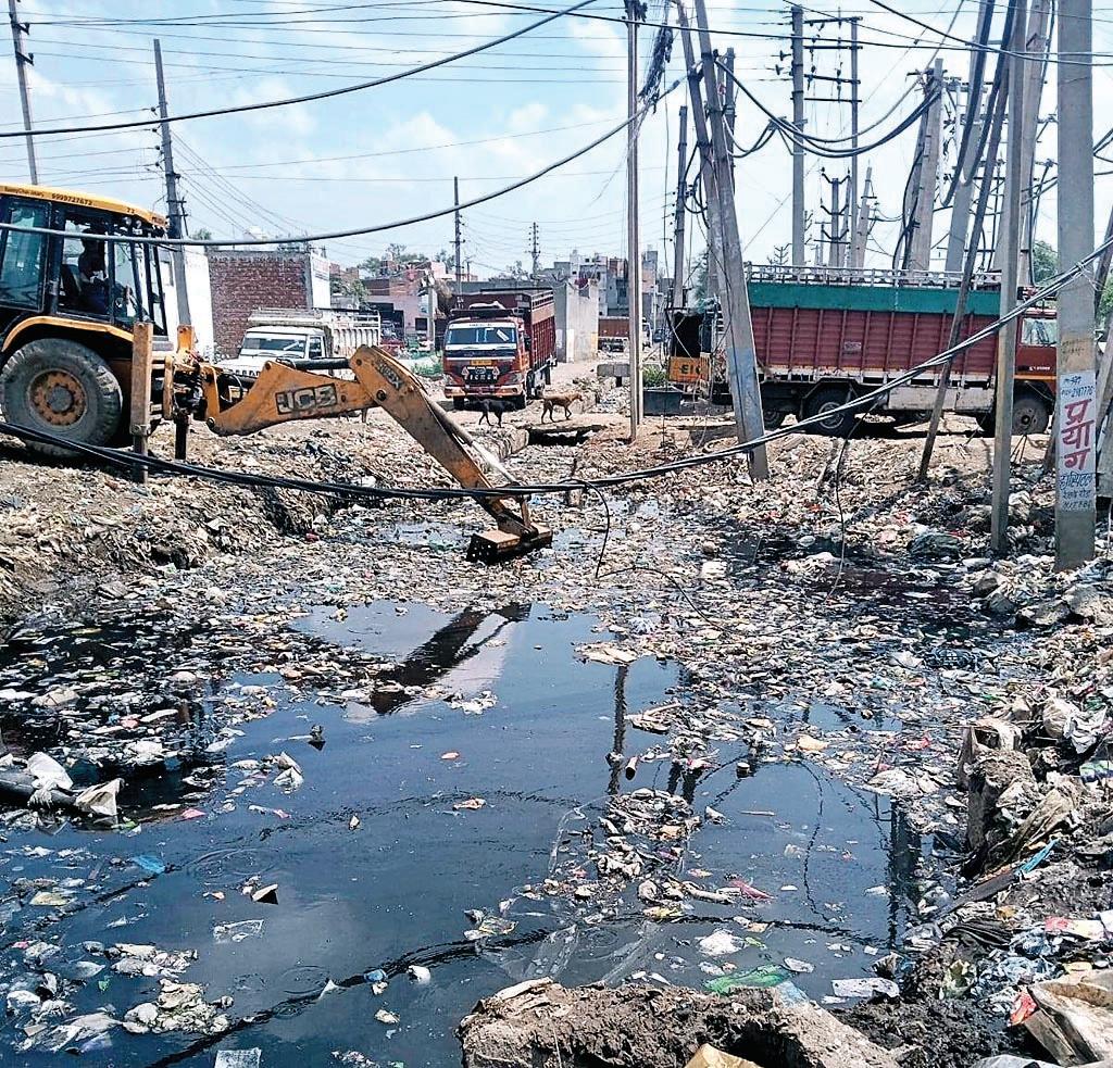 सफाई के उपरान्त निकाले गए कूड़े और कीचड़ का उचित निस्तारण सुनिश्चित करेंगे सम्बंधित अधिकारी एवं कर्मचारीः विक्रम सिंह