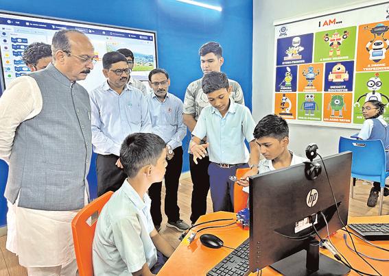 शिक्षा मंत्री आशीष सूद ने गुजरात के सूरत शहर में संचालित नई शिक्षा प्रणाली की समीक्षा की