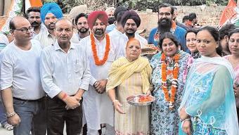 विधायक काला ढिल्लों उपचुनाव जीतने के बाद संगतों को माता नैना देवी लेकर पहुंचे