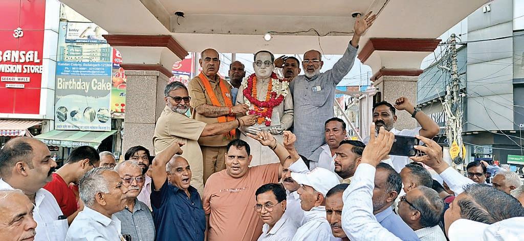 बाबा साहेब डॉ. अंबेडकर प्रतिमा के आसपास पत्थर व व्हाइट बॉस अन्य कार्य कर होगा सौंदर्यकरण
