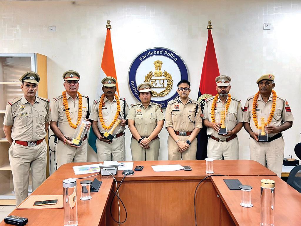 पुलिस के 4 पुलिसकर्मी हुए सेवानिवृत्त, पुलिस आयुक्त कार्यालय में विदाई समारोह का किया गया आयोजन