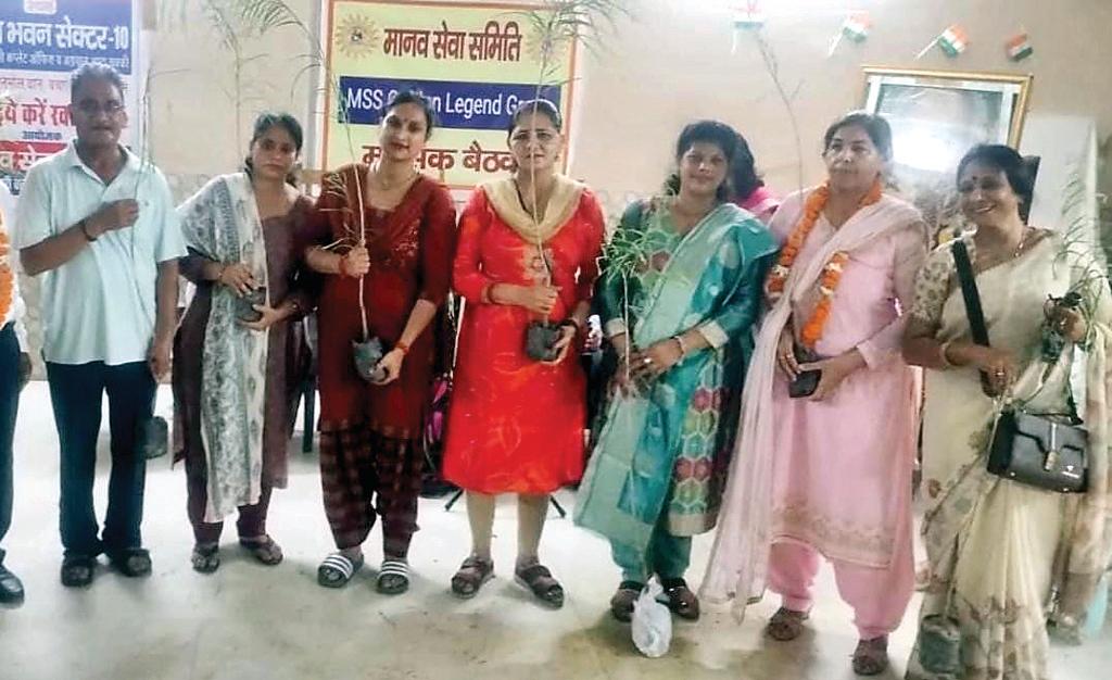 मानव परिवार ने पौधों की देखभाल करने वाले पर्यावरण प्रेमियों को किया सम्मानित