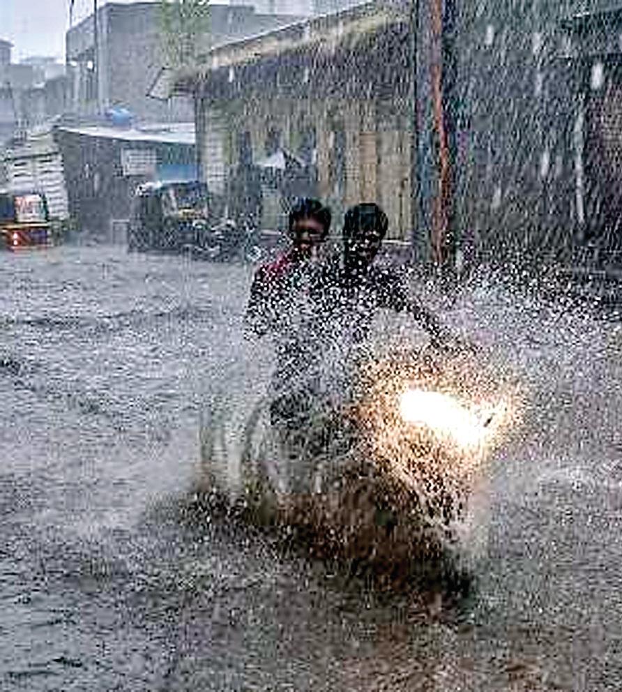लगातार बारिश के कारण ओडिशा के बालासोर, मयूरभंज में बाढ़ का खतरा मंडरा रहा है