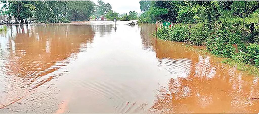 कोरापुट में भारी बारिश का कहर, पुल डूबा, सड़कें डूबीं, जनजीवन अस्त-व्यस्त