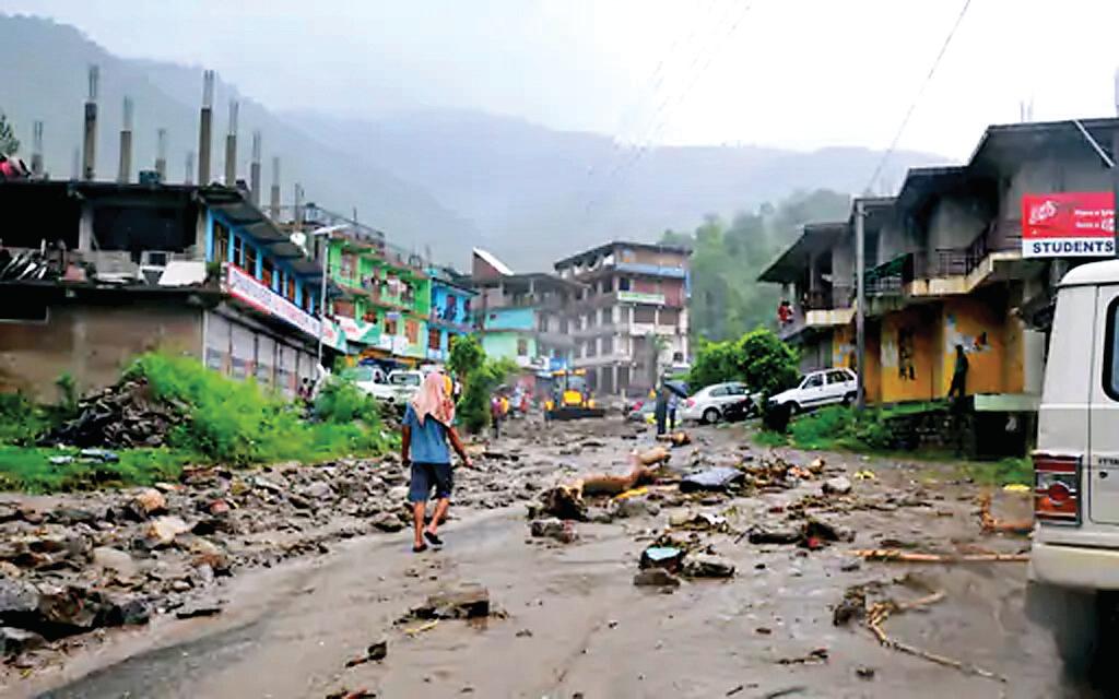 हिमाचल में 20 से ज्यादा जगहों पर फटे बादल, मची भारी तबाही