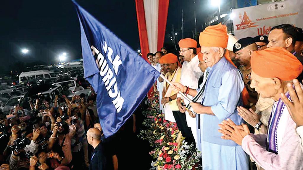 अमरनाथ यात्रा का पहला जत्था रवाना, एलजी मनोज सिन्हा ने हरी झंडी दिखाई