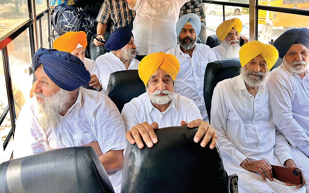 'माथा टेकने जा रहे लोगों को रोका इमरजेंसी से भी बदतर हालात'