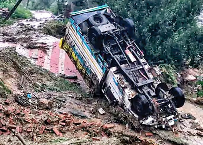 लैंडस्लाइड, बाढ़ और बादल फटने से हो रही तबाही