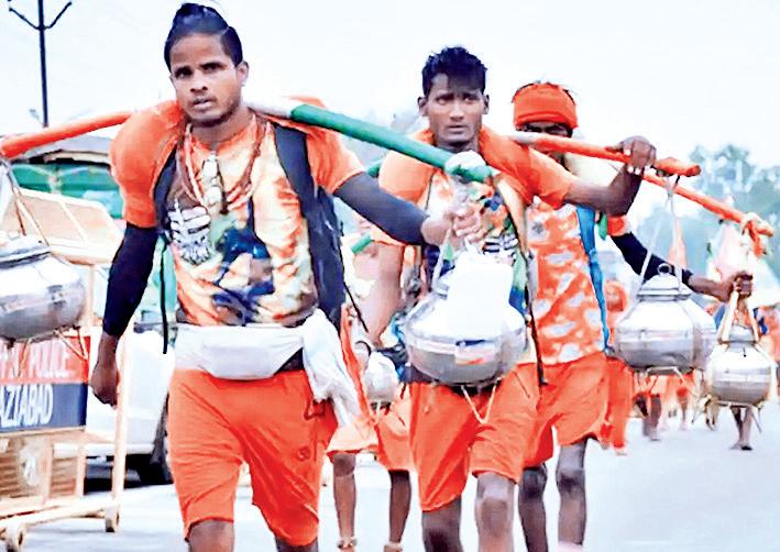 पहली बार कांवड़ ले जाने की कर रहे हैं तैयारी? जान लें पूजा सामग्री, ऐसी हो वेशभूषा