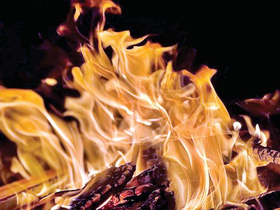 बेंगलुरु: उधार दिए 5 लाख रुपए वापस मांगे तो रिश्तेदार ने घर पर पेट्रोल डालकर लगा दी आग