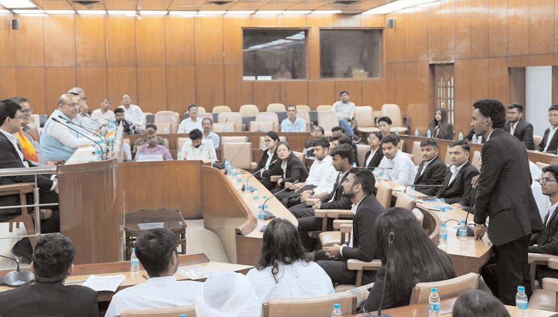 विधान सभा अध्यक्ष ने लॉ इंटर्न को दिल्ली विधानसभा के संवैधानिक विकास की दी जानकारी