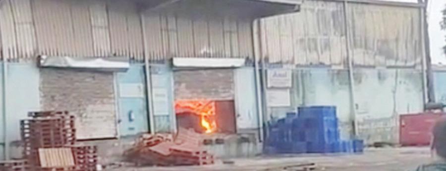 'अमूल दूध' के गोदाम में लगी भीषण आग, सब कुछ जलकर खाक