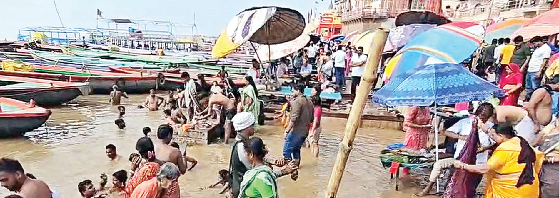 देवशयनी एकादशीः काशी में गंगा स्नान के लिए उमड़े श्रद्धालु, लगाई आस्था की डुबकी
