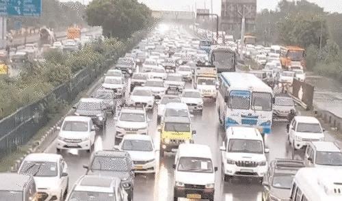 देशभर के सभी राज्यों में बारिश एनएच -48 पर 2 किमी लंबा जाम