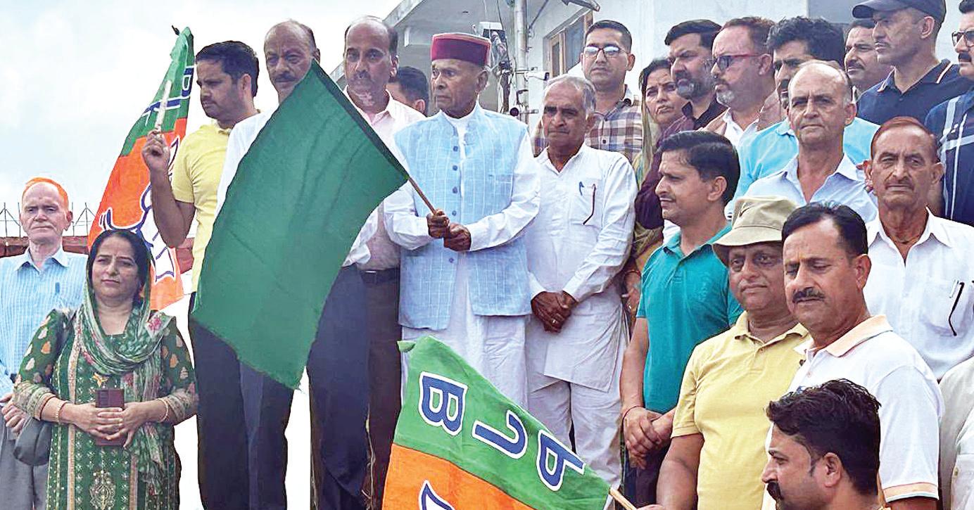 हिमाचल : मंडी और कुल्लू के आपदा प्रभावितों के लिए प्रेम कुमार धूमल ने हमीरपुर से भेजी राहत सामग्री