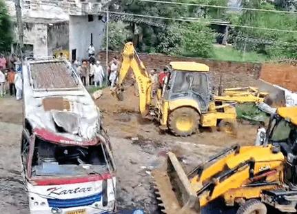 पंजाब में सवारियों से भरी बस पलटी, 8 की मौत, कई घायल