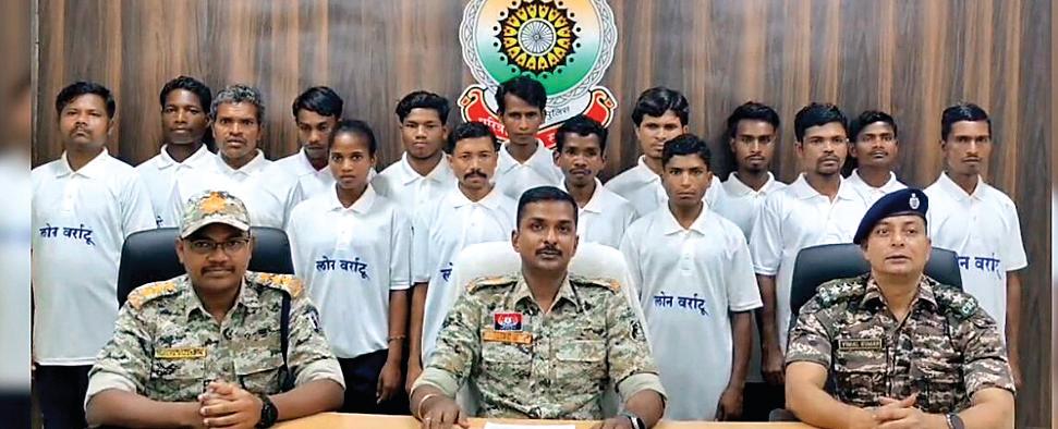 छत्तीसगढ़ के दंतेवाड़ा में 12 नक्सलियों ने किया सरेंडर