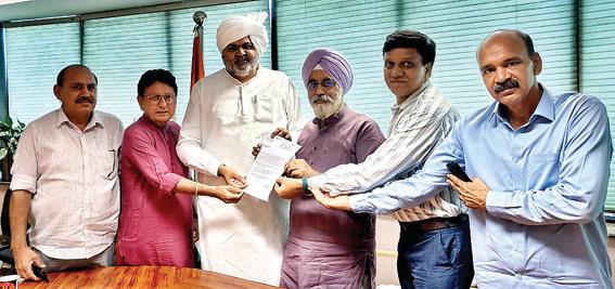दिल्ली के ग्रामीणों ने मेयर राजा इकबाल से की मुलाकात, हाउस टैक्स में छूट के लिए ज्ञापन सौंपा