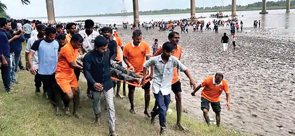 गुजरात में पुल टूटा, 13 लोगों की मौत, 8 को बचाया