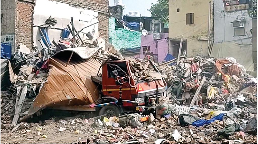 दिल्ली में बड़ा हादसा, भरभराकर गिरी इमारत, एक शख्स की मौत