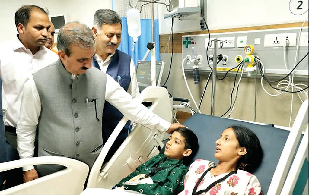 मुख्यमंत्री ने एम्स बिलासपुर में बस दुर्घटना के घायलों का कुशलक्षेम जाना