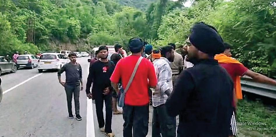 ट्रक की टक्कर से दो बाइक सवारों की मौत, हेमकुंड साहिब से लौट रहे थे युवक