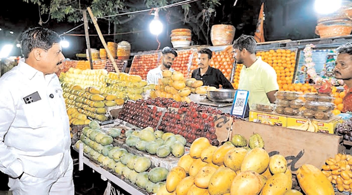 अचानक ठेले वाले के पास पहुंचे सीएम डॉ. मोहन यादव, खरीदे फल- किया डिटीजल पेमेंट, उनका अंदाज दिल जीत लेगा आपका