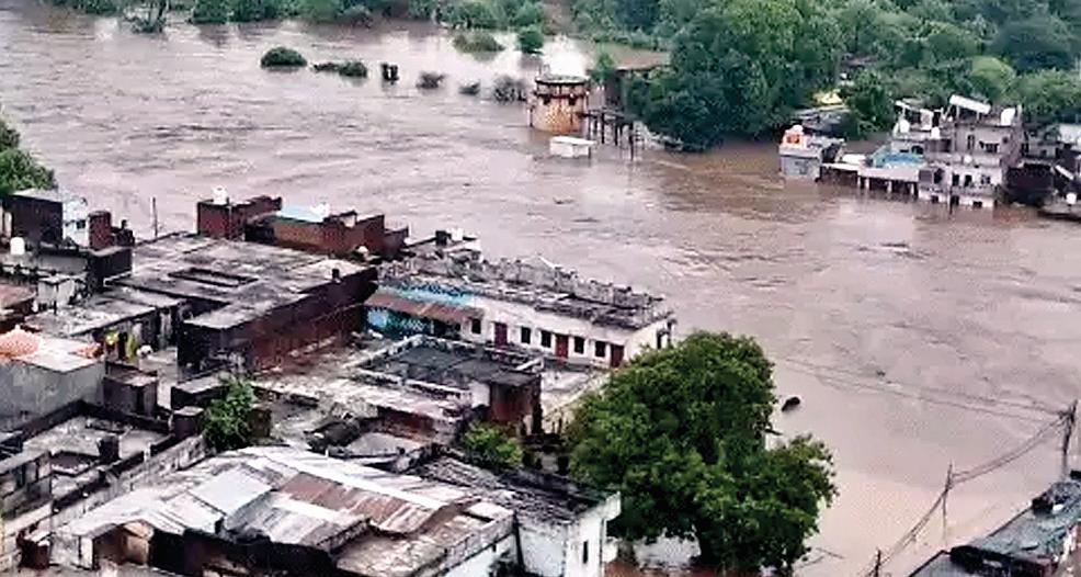 हिमाचल में मंडी में भूस्खलन, 250 सड़कें बंद, सैंकड़ों वाहन फंसे